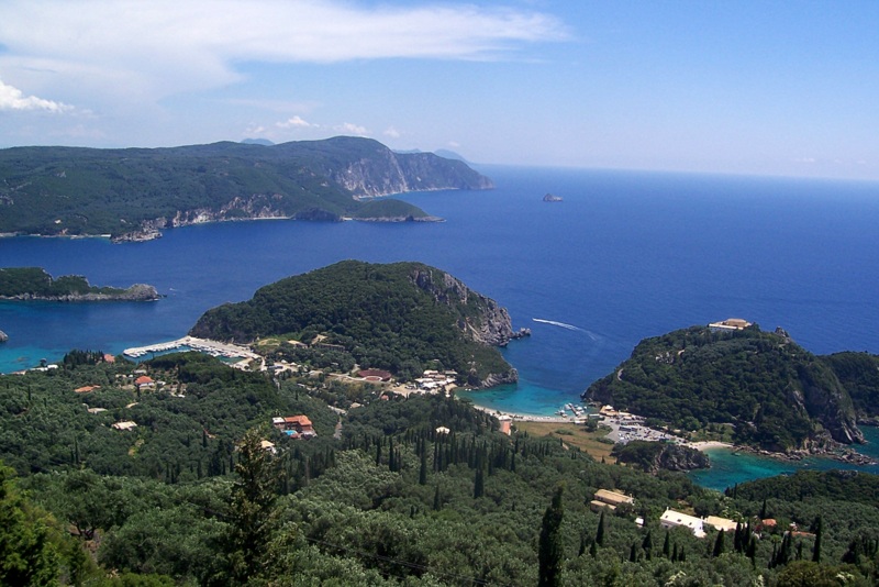 Miejscowość Paleokastritsa na wyspie Korfu (fot. Alinea @ Wikipedia).
